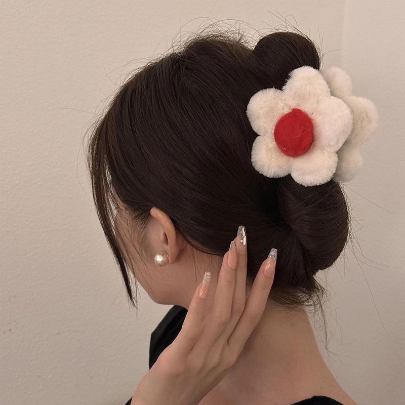 Korean Style Plush Flower Hair Claws Fashion Small Hair Clips Sweet Barrettes Shark Clips For Women Hair Accessories Headwear