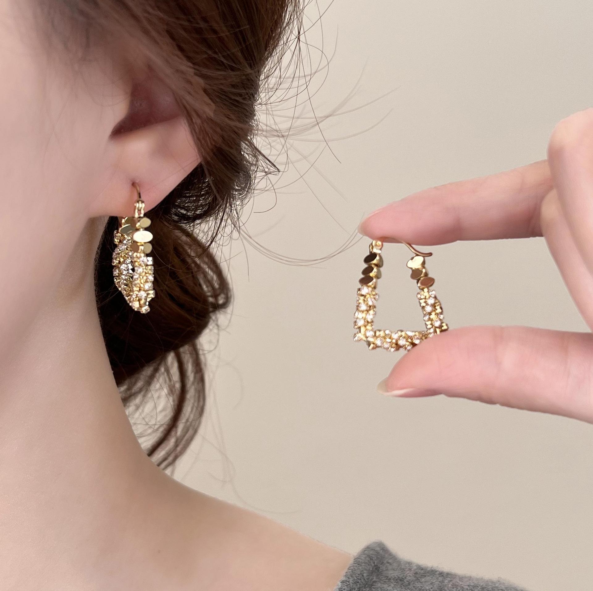 

Luxurious And Sophisticated Earrings, Trendy Stud Earrings With A Retro Feel. One Size золотий