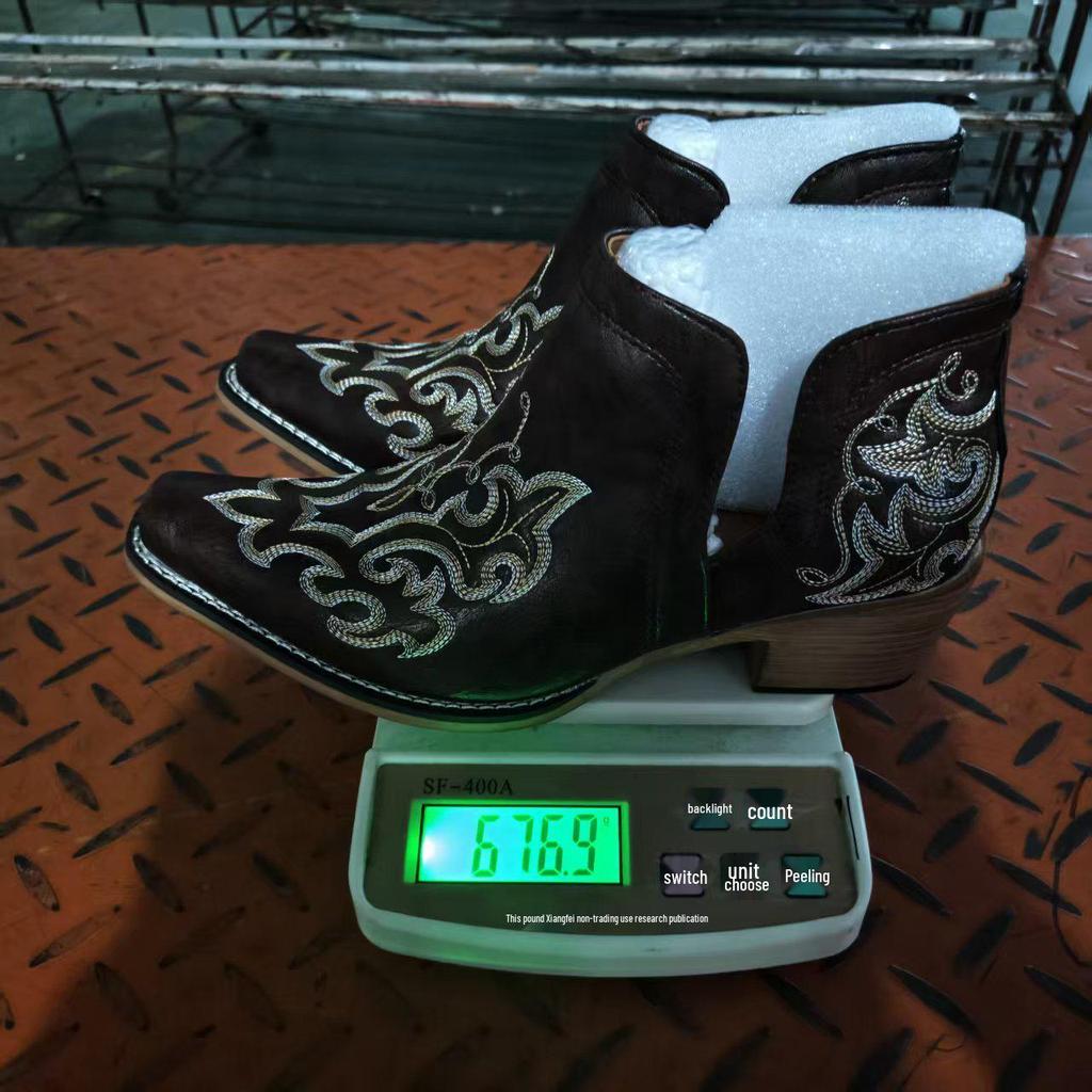 Stivaletti Western da Cowboy Ricamati da Donna Europei e Americani con Tacco Chunky e Punta Appuntita a Taglio a V (Moda 2026)