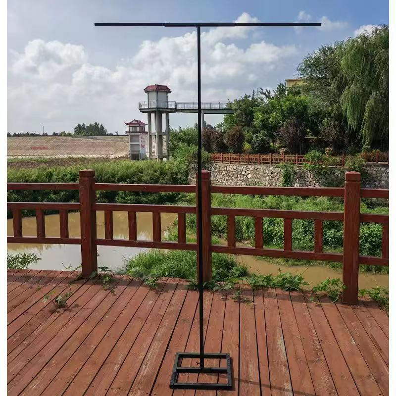 Arc de Nuntă Elegant din Fier Forjat cu Draperii din Voal pentru Ceremonii pe Gazon