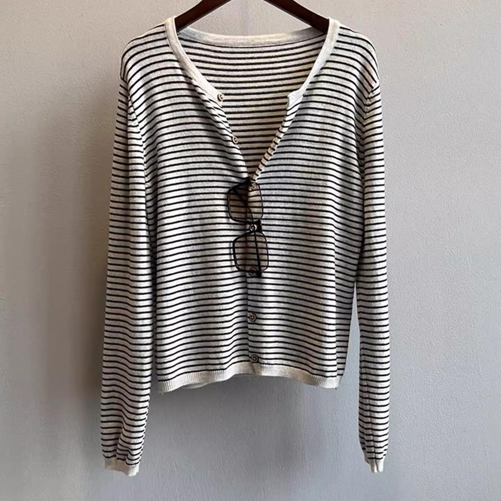 Eine neue hochwertige Strickjacke für Damen für Frühling und Herbst mit kontrastfarbig gestreiftem Strickcardigan und einem zierlichen Top