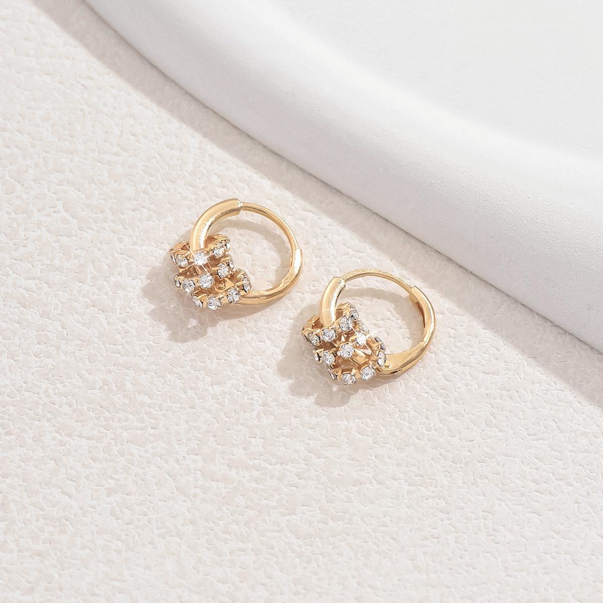 

Пара модных и универсальных сережек в форме маленького круга с новыми модными ушными петлями и женскими застежками-пряжками. золотой