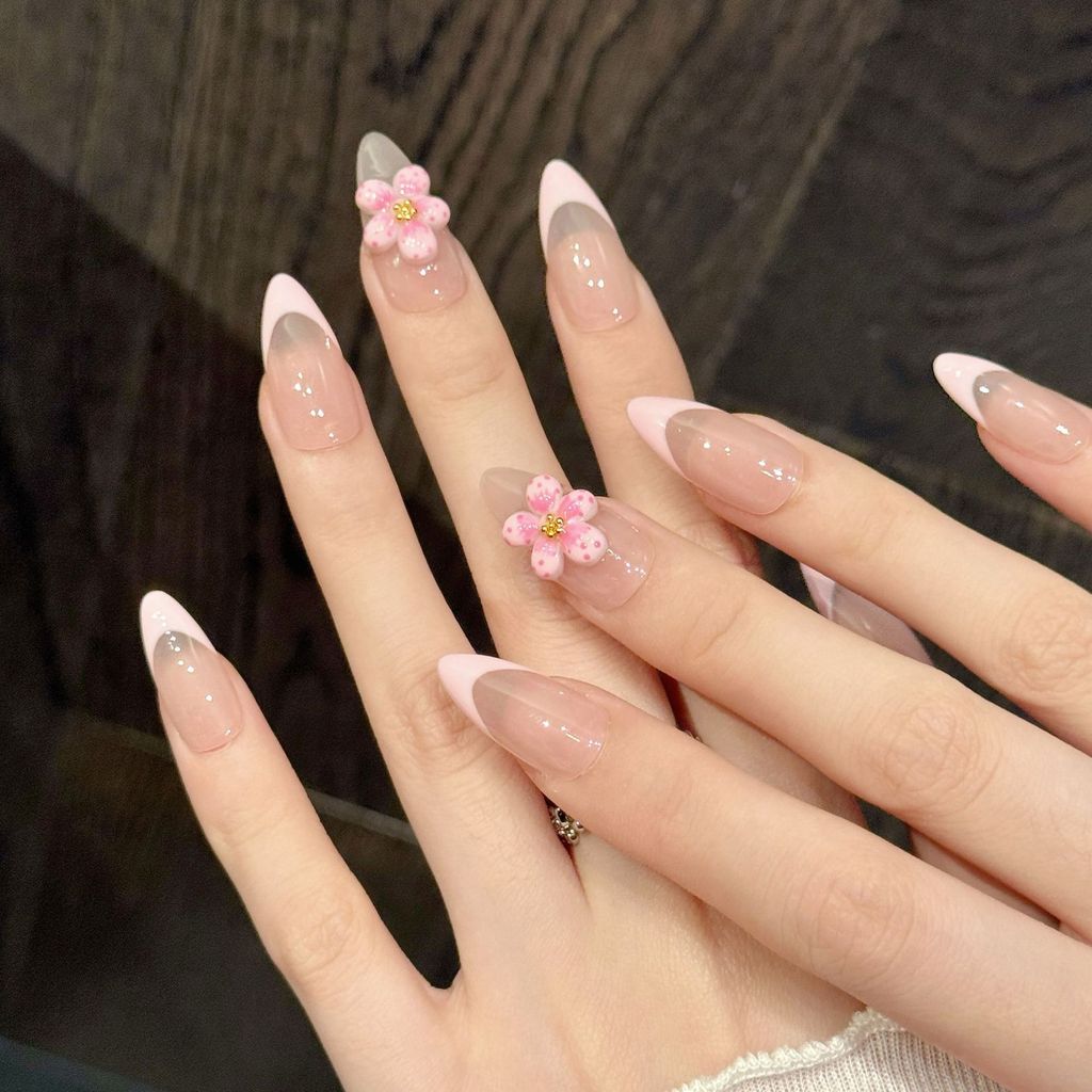 Handmade Press On Nails French 3D Carved Flowers Delicate Elegant Phototherapy Fake Nail Patch Artificial Nail Reusable
