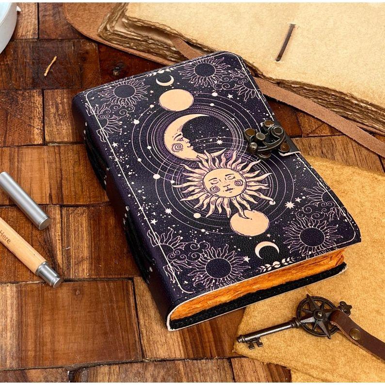 Celestial Sun & Moon grimoire kožený deník Ručně vyrobený vintage kožený deník, Prázdná kniha kouzel, deník stínů, Vánoční dárek