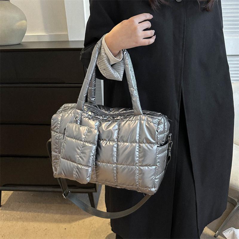 Modern And Chic Womens Single Shoulder Bag With Ample Room For Daily Essentials In Colors Classic