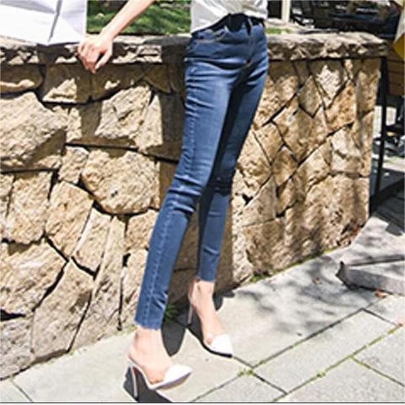 

VITABERRY Женские укороченные джинсы из денима облегающего кроя с бахромой по низу XL