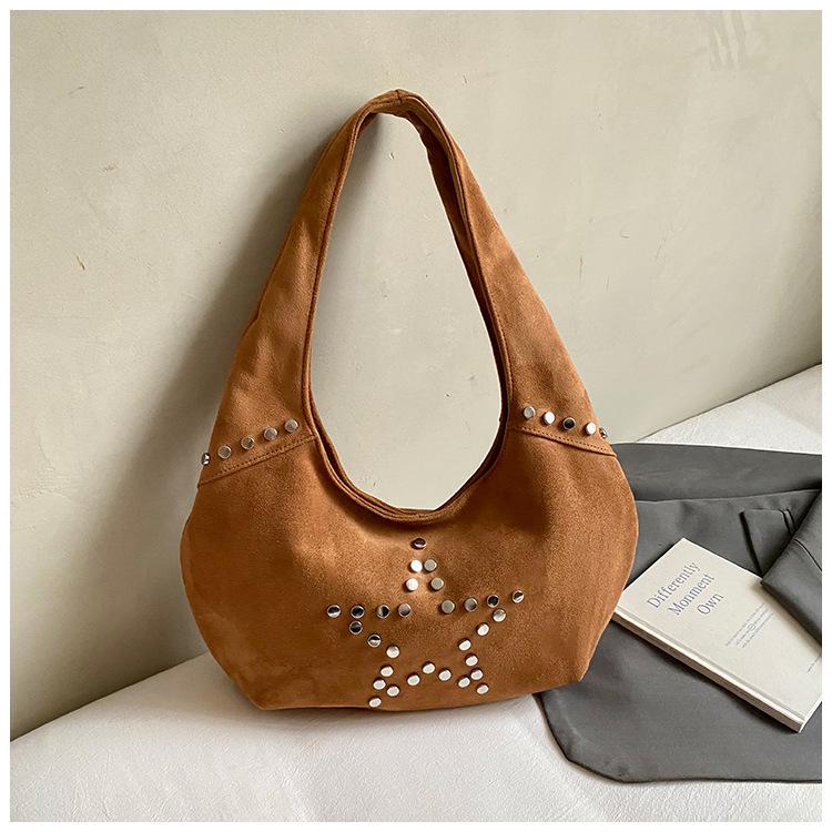 

Niche commuter women s bag 2025 autumn new fashion shoulder bag rivet underarm bag large capacity European and American bucket bag коричневый