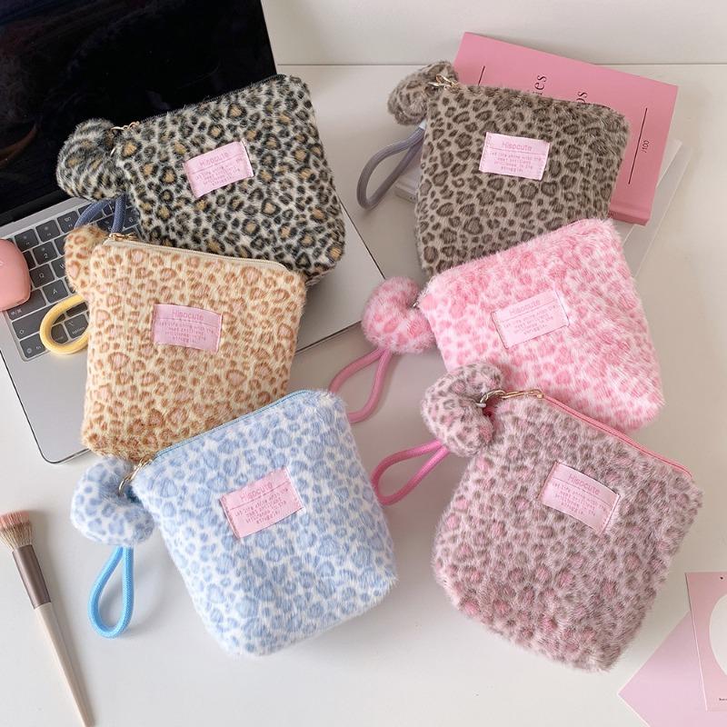 Winter Vintage Hand-held Plush Leopard-print Makeup Bag for Girls, Portable Skincare Storage Bag for Students, Small-sized Toiletry Bag for Students