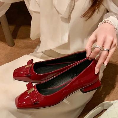 Mode Einzelne Schuhe Damen 2025 Neu Frühling Eckige Zehen Schleife Blockabsatz Rot Licht Mund Oma Schuhe