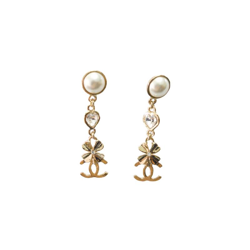 

CHANEL Classic Double C Pearl Rhinestone Four Leaf Clover Earrings Gold Pearl White золотий
