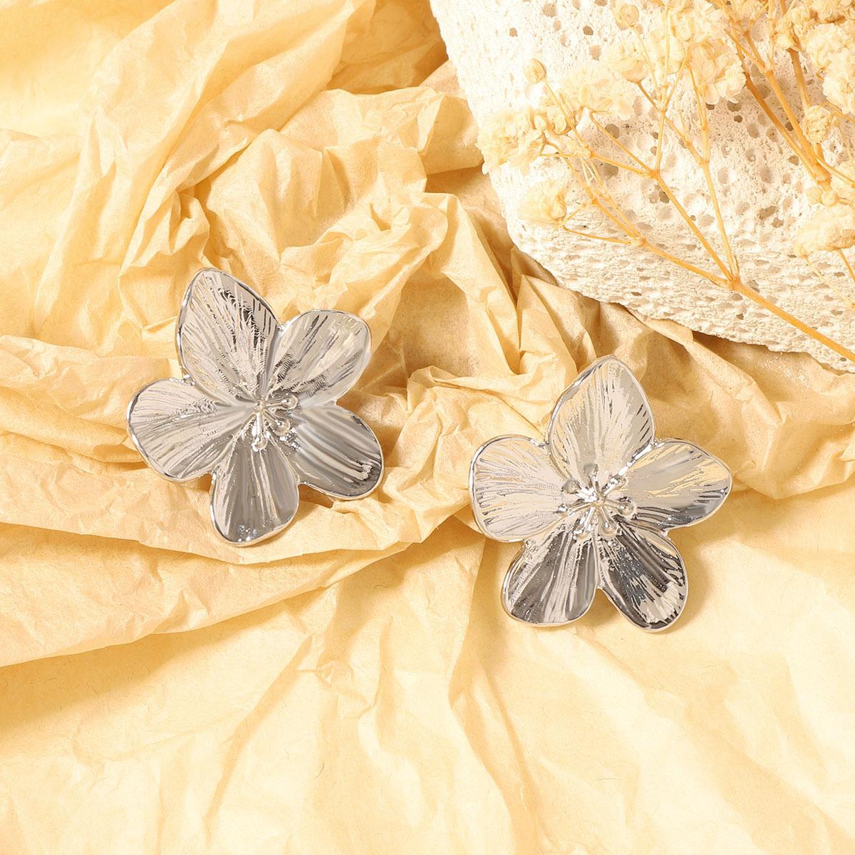 

Серьги-пусеты из серебристого сплава с цветочным дизайном в холодном и элегантном стиле универсальны для повседневной носки, для женщин, ведущих непринужденный образ жизни и для тех, кто ездит на работу.