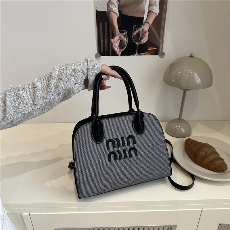 

Fashion and popular versatile personalized handbag women s new trend large-capacity commuter letter printing messenger bag чёрный