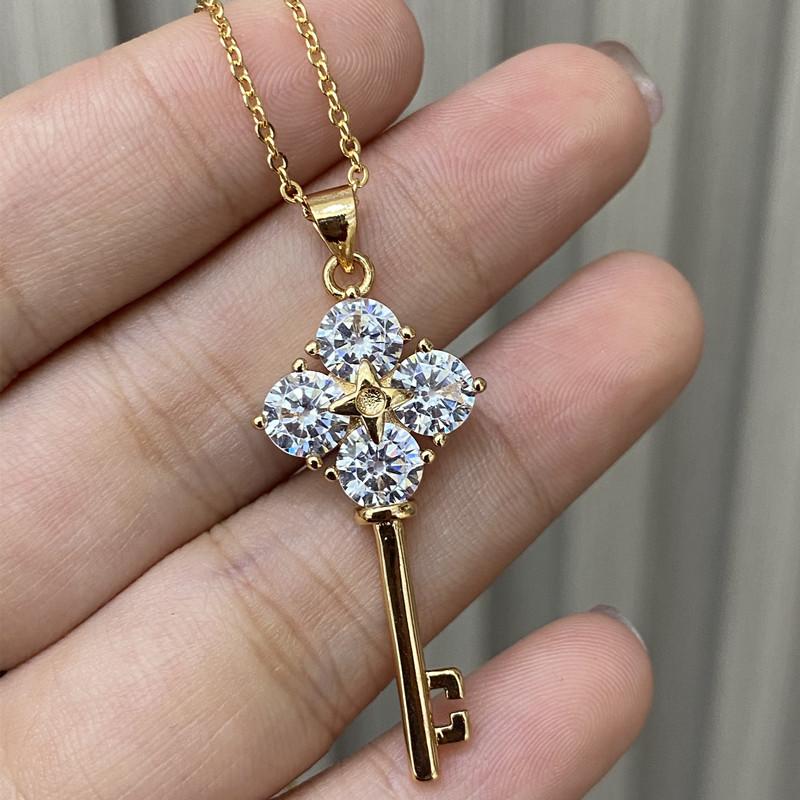 Hot-selling Seiko flash diamond four-leaf clover key necklace raw temperament advanced elegance personalized collarbone chain