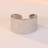 Damen Ring aus vergoldetem Edelstahl mit breitem Band - Kreuz Retro Design mit unregelmäßiger Textur