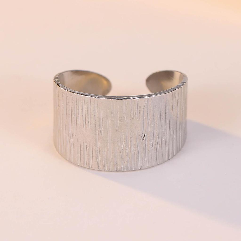 Damen Ring aus vergoldetem Edelstahl mit breitem Band - Kreuz Retro Design mit unregelmäßiger Textur
