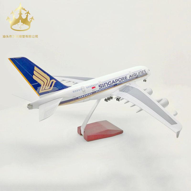 Airbus A380 Singapore Airlines with Wheels and Lights Simulation Aircraft Model Civil Aviation Model Gift Ornament