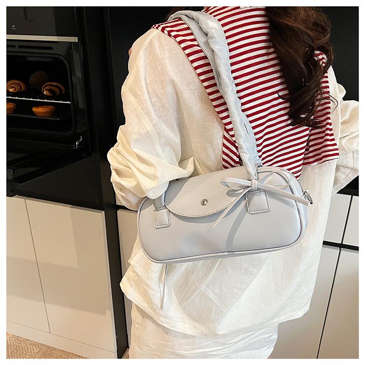 Portable pillow bag women's 2025 summer new large-capacity women's bag niche design shoulder messenger bag