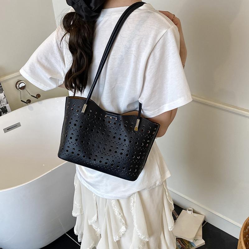 High-value messenger bag women's versatile large-capacity commuter tote bag women's niche design hollow simple shoulder bag