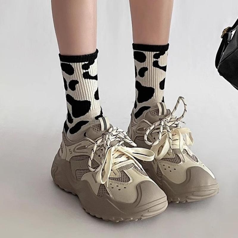 In the spring of 2025, the new Internet celebrities color matching platform dad little white shoes are breathable and show the small height of the