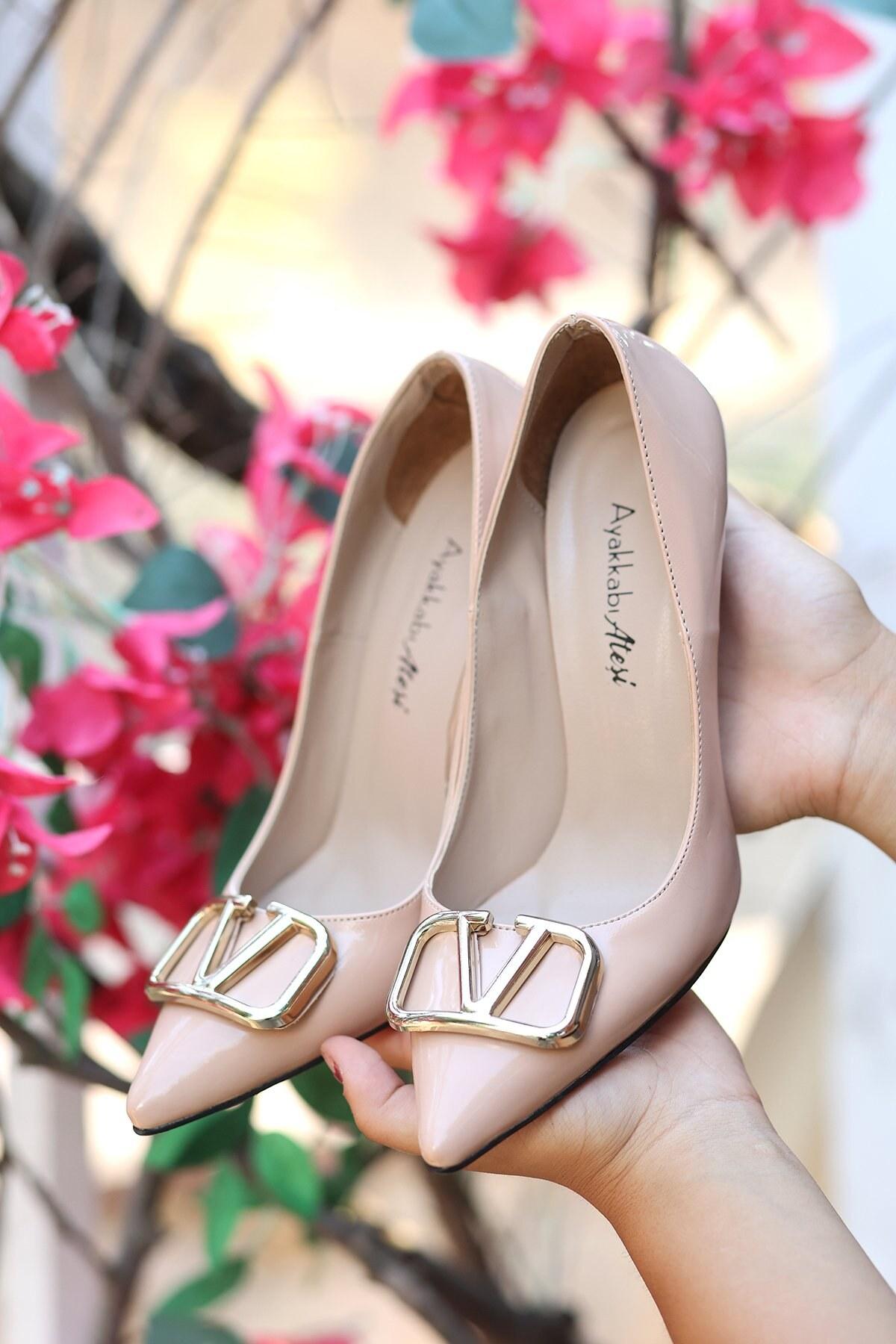 

Women s Fashion Style Special Design V Buckle Detail Thin Heel Stiletto Shoes 35