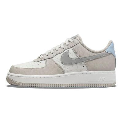 Air Force 1 Low '07 عاكسة بشعار Swoosh صغير رمادي للنساء DR7857-101