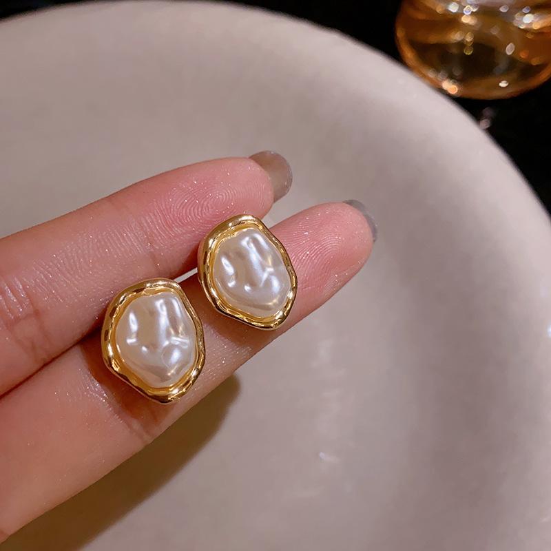 Irregularly pleated pearl stud earrings fashion high-end earrings niche temperament light luxury daily versatile earrings