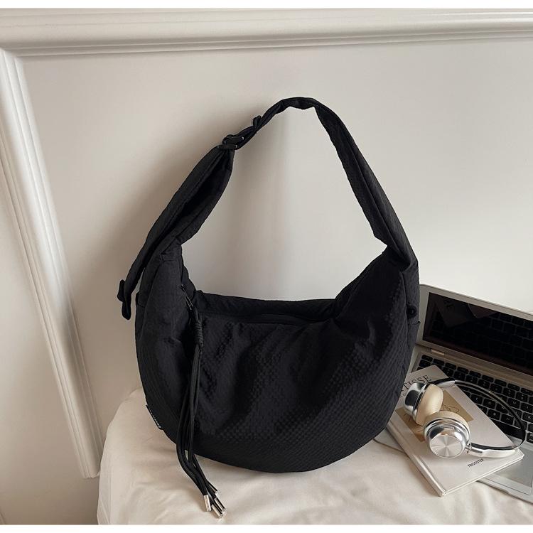 Casual nylon cloth bag women's 2025 new fashion explosion messenger dumpling bag versatile niche shoulder commuter bag