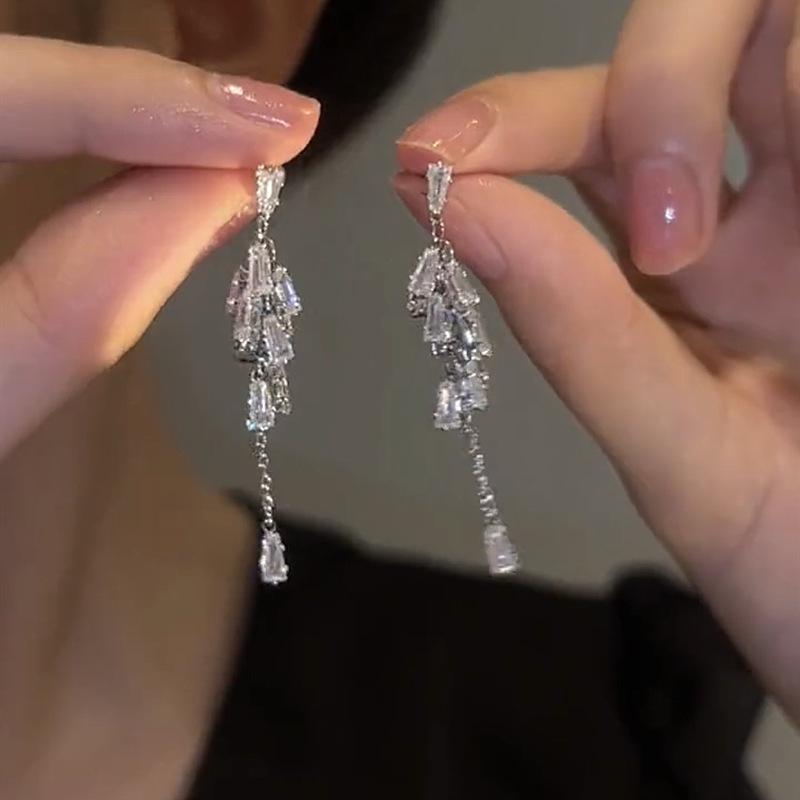 Elegant Zirconia Tassel Earrings for Women – Exquisite, High-End, Fashionable, Versatile Ear Jewelry.