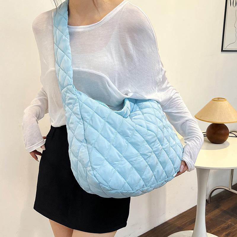 Women Large Capacity Quilted Tote Bag Winter Warm Lightweight Down Cott Padded Plaid Shoulder Bags Underarm Bags Puffy Handbag