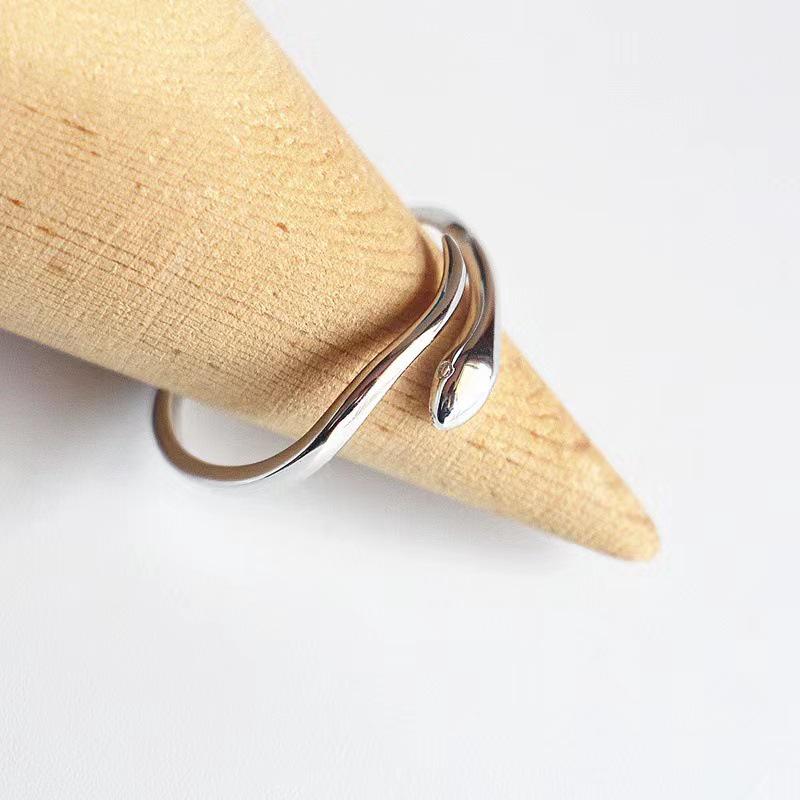 Inel Stea cu Cinci Colțuri pentru Femei - Lux Lejer, Design Coreean High-End, Bandă Argintie pentru Degetul Arătător, Perfect pentru Studente.