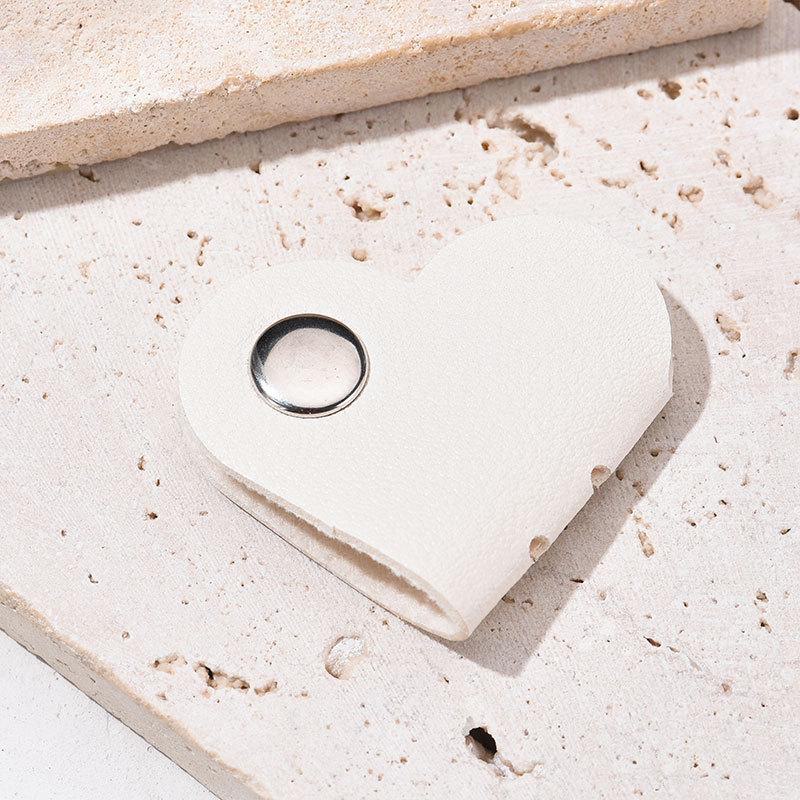 Kožený organizér na kabely a sluchátka ve tvaru srdce