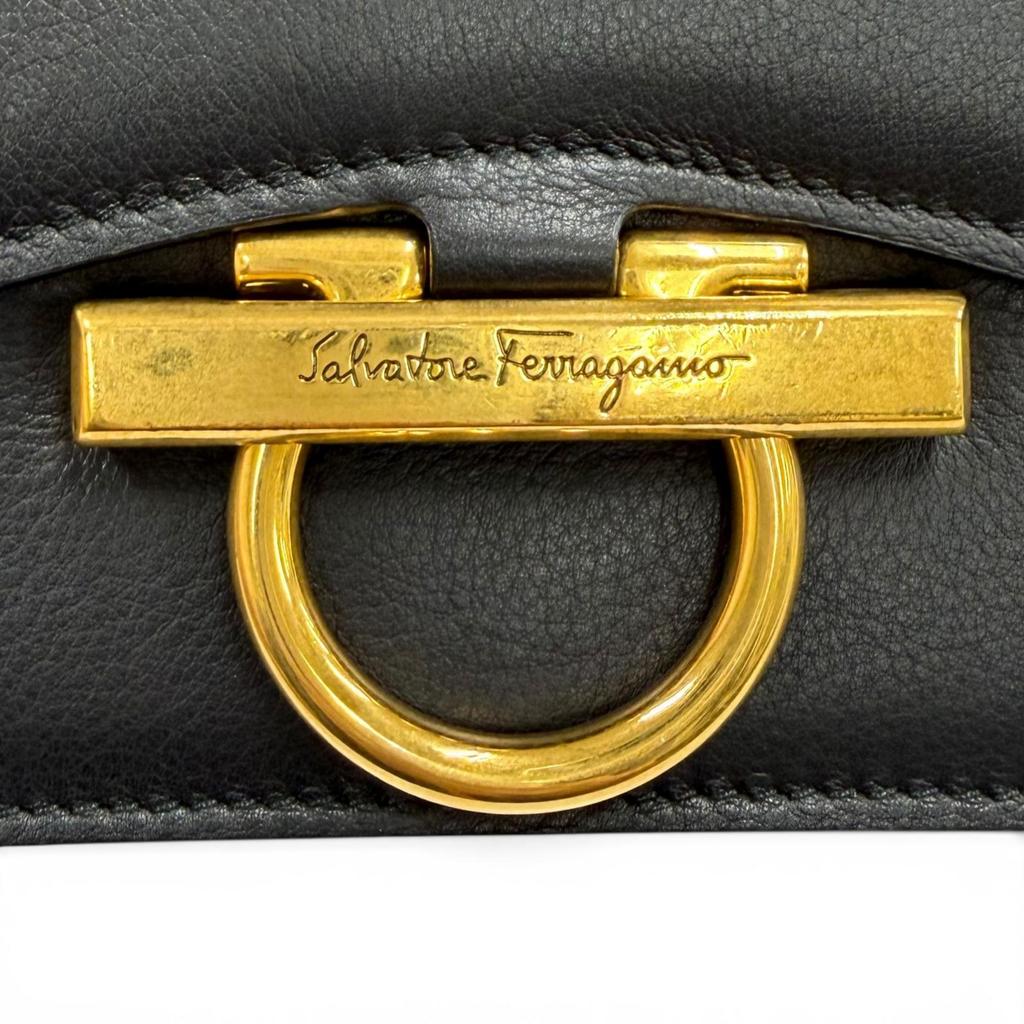 Ausgezeichnete Salvatore Ferragamo Schultertasche Joanne schwarzes Kalbsleder Damen Gebraucht