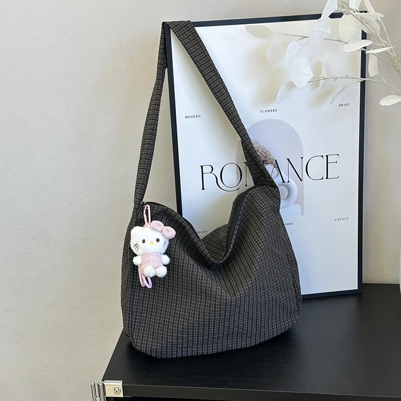 

Летняя популярная простая, легкая и универсальная повседневная практичная сумка для студентов для поездок на занятия, большая вместимость, на плечо, подмышку no pendant чёрный