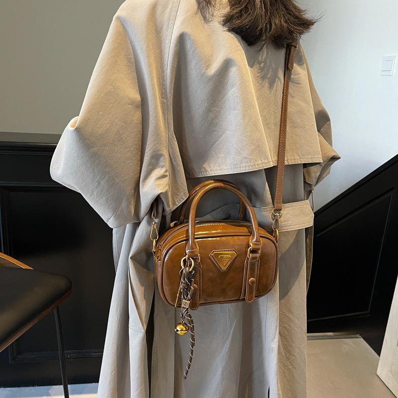 Winter Retro Portable Red Bag Women's 2025 New Fashion Versatile Small Square Bag Simple Versatile Messenger Bag