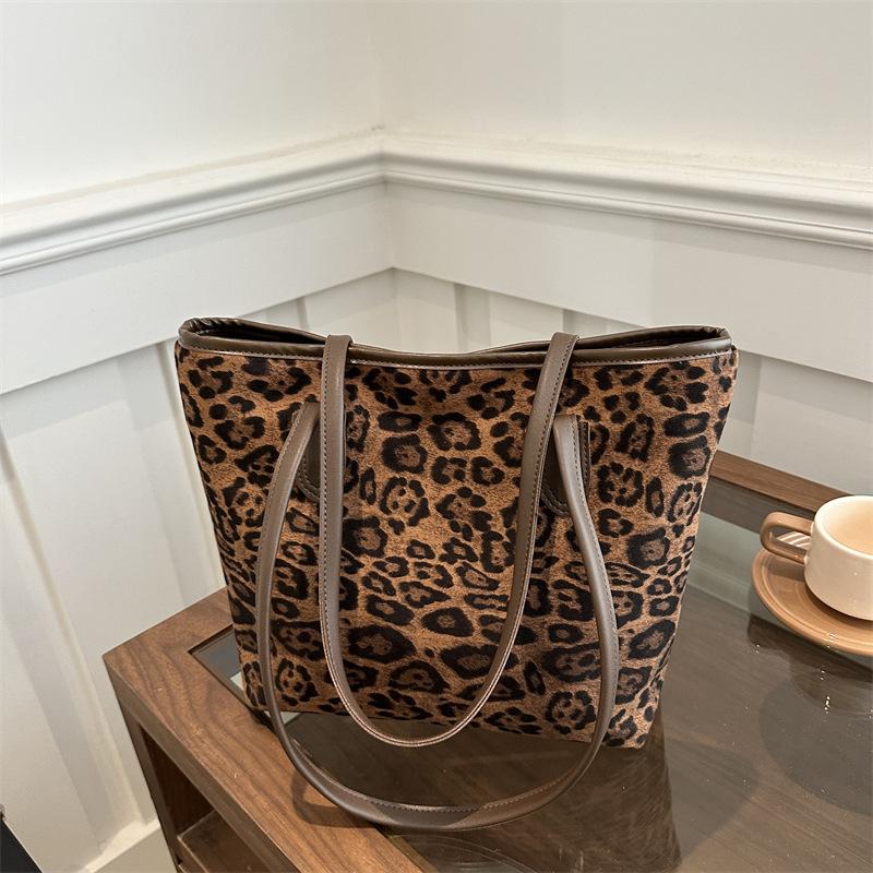This Year, the Super Fire Leopard Print Tote Bag Women's 2025 New Versatile Autumn and Winter Large-capacity Student Class Shoulder Commuting Bag