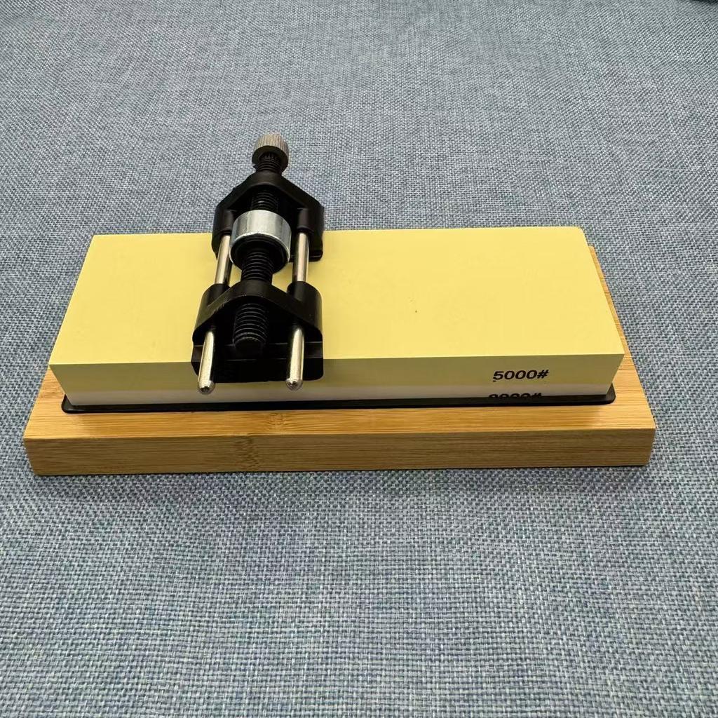 Professionelles Schärfen mit doppelseitigem Schleifstein, Fixwinkel-Führung & rutschfester Basis - Körnung 240-10000 für Küchenmesser, Scheren, Werkzeuge
