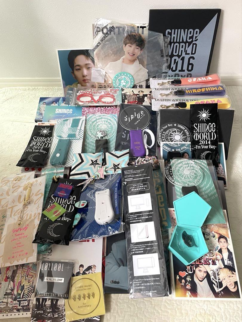 

[USED] (Approximately 60 items) SHINee CD penlight goods and other set