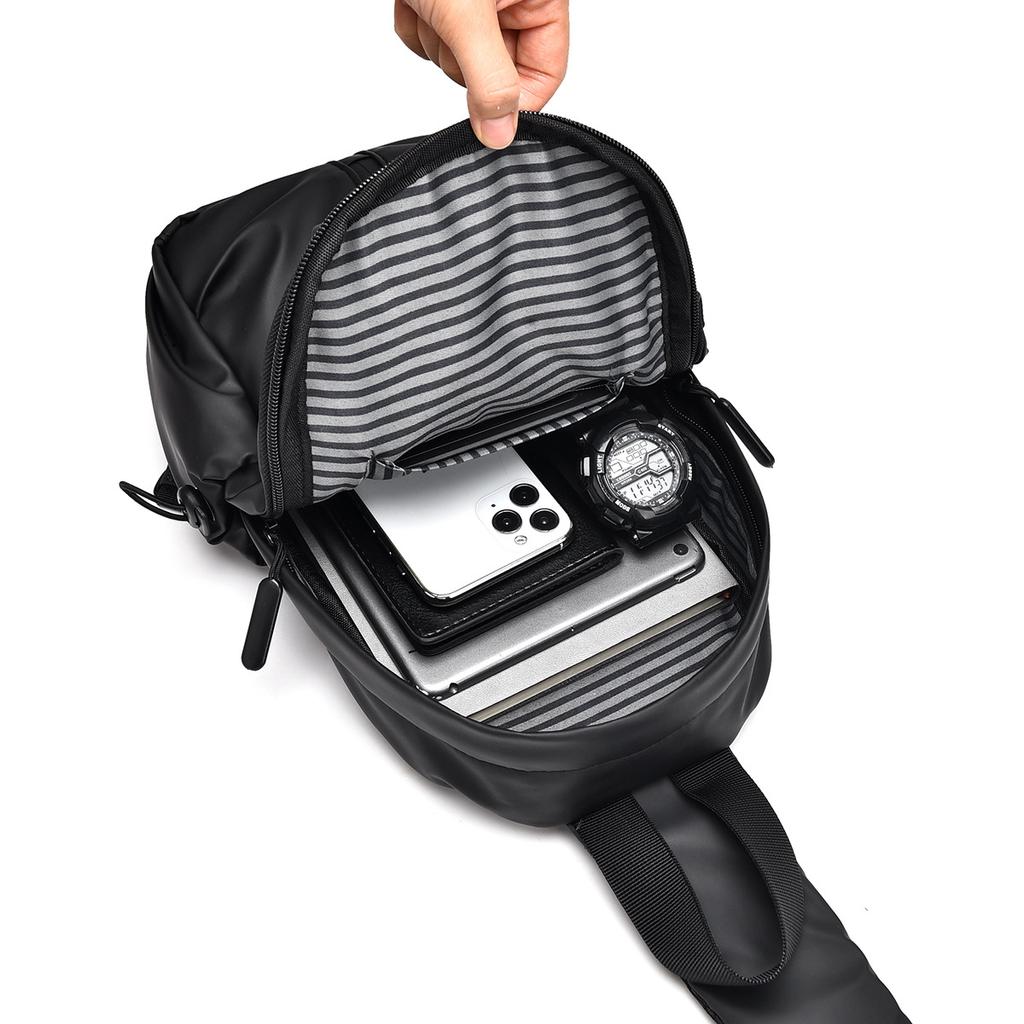 The Leather Men's Crossbody Bag Is Simple, Fashionable and Trendy. It's A Casual, Versatile and High-end Commuter Chest Bag