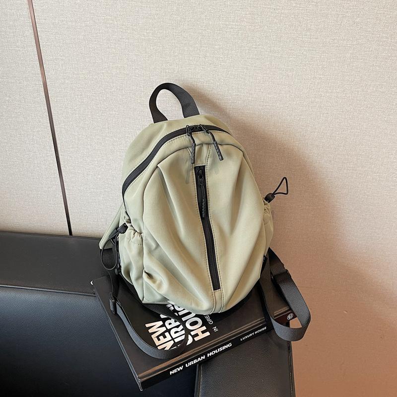 

2025 summer new foreign style texture simple fashion small backpack niche leisure personality women trend backpack зелений
