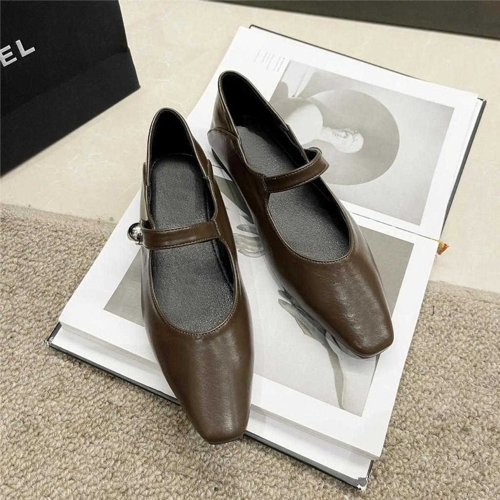 Sapatos Mary Jane Pontudos da Moda para Mulheres Modelo de Verão 2024 com Saia Sapatos Pequenos de Couro Sapatos Únicos Chunky Retrô para Mulheres