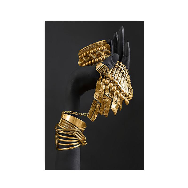 

Африканская женщина, холст, настенная живопись, плакаты и принты, черная женщина, держащая золотые украшения, картина для гостиной, домашний декор 50X70cm No Frame