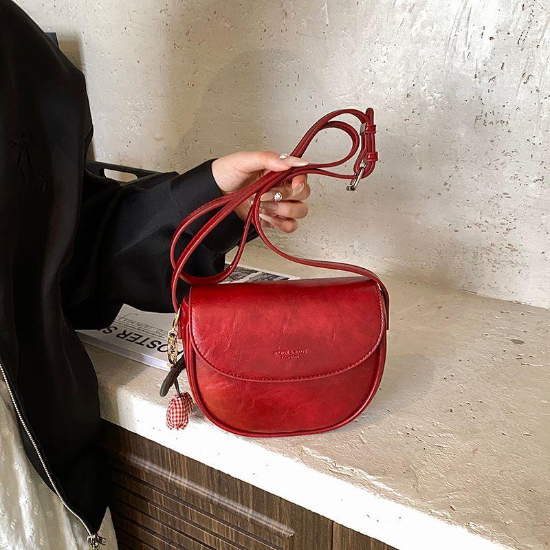 

Red Summer Super Popular Exquisite Saddle Bag Women 2025 New Light Luxury Niche High Sense Bride Shoulder Wedding Bag Red + pendant