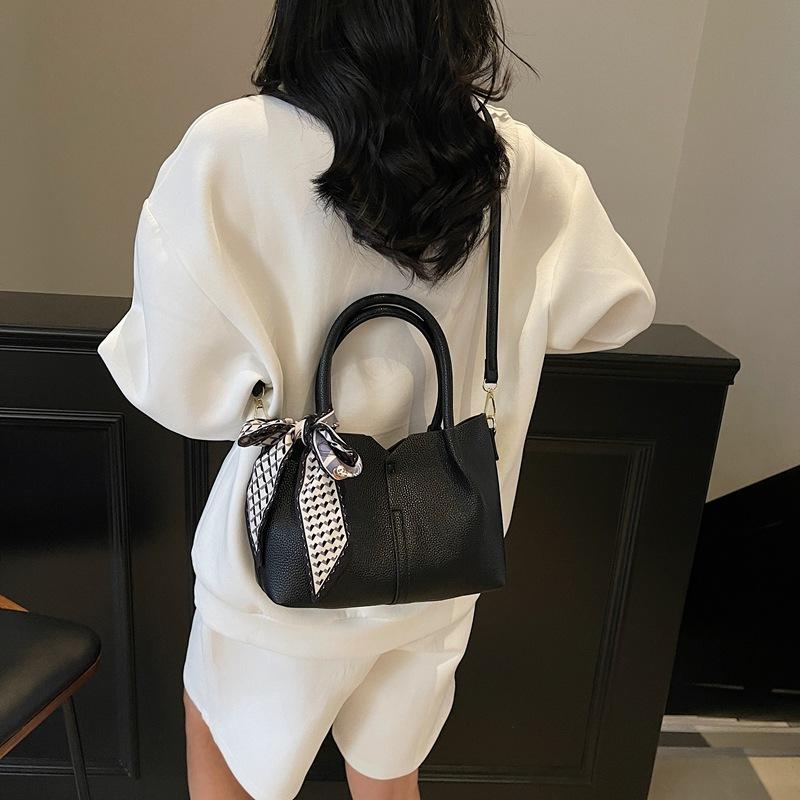 Large-capacity simple hand-carried bucket bag women's 2025 spring new Korean version fashion high-end shoulder messenger bag