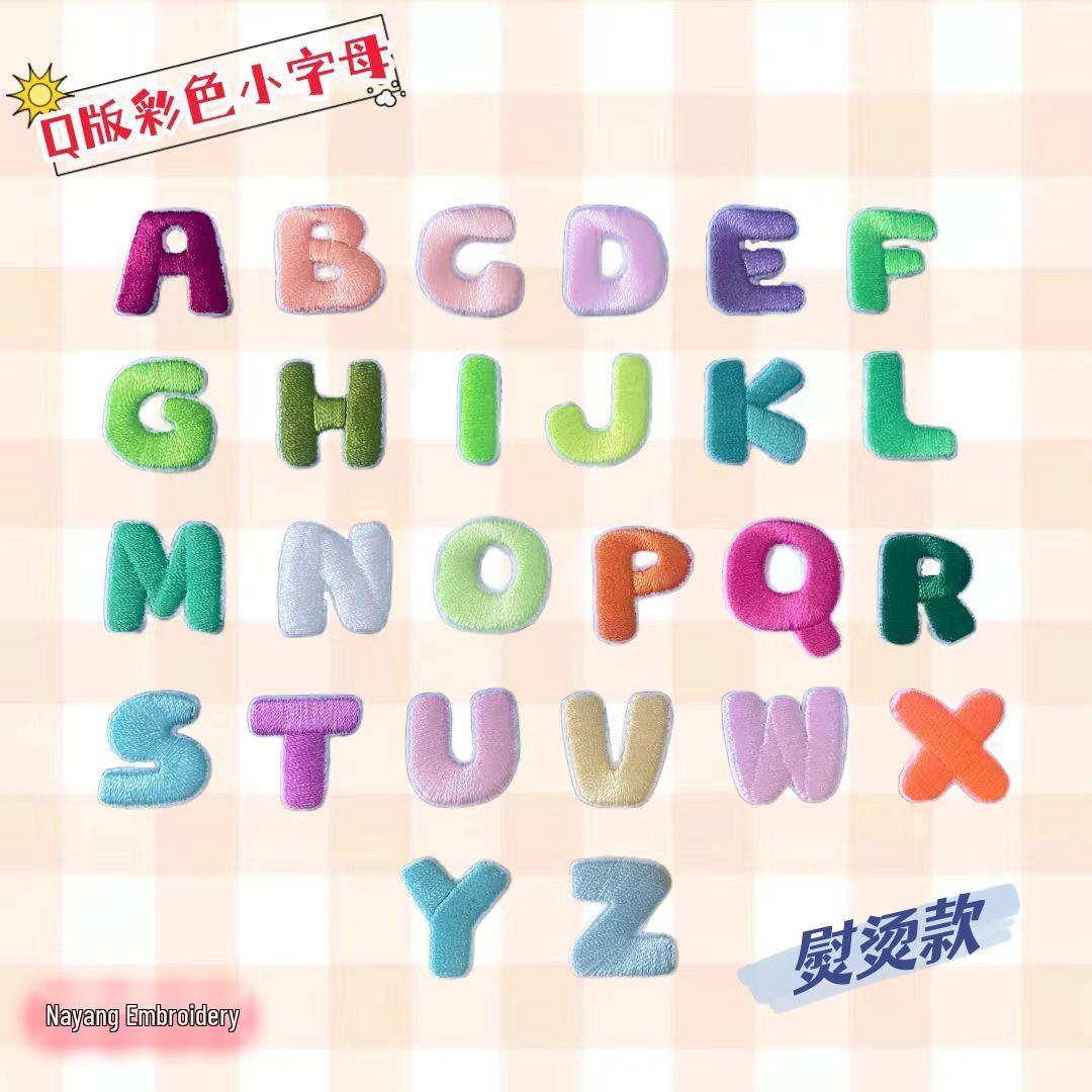 

Красочная вышитая нашивка с маленькой буквой для одежды и аксессуаров