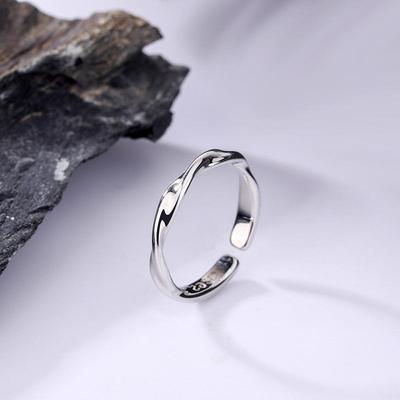 High-End Möbius Twist: Minimalist Unisex Wire Ring with Cold Style