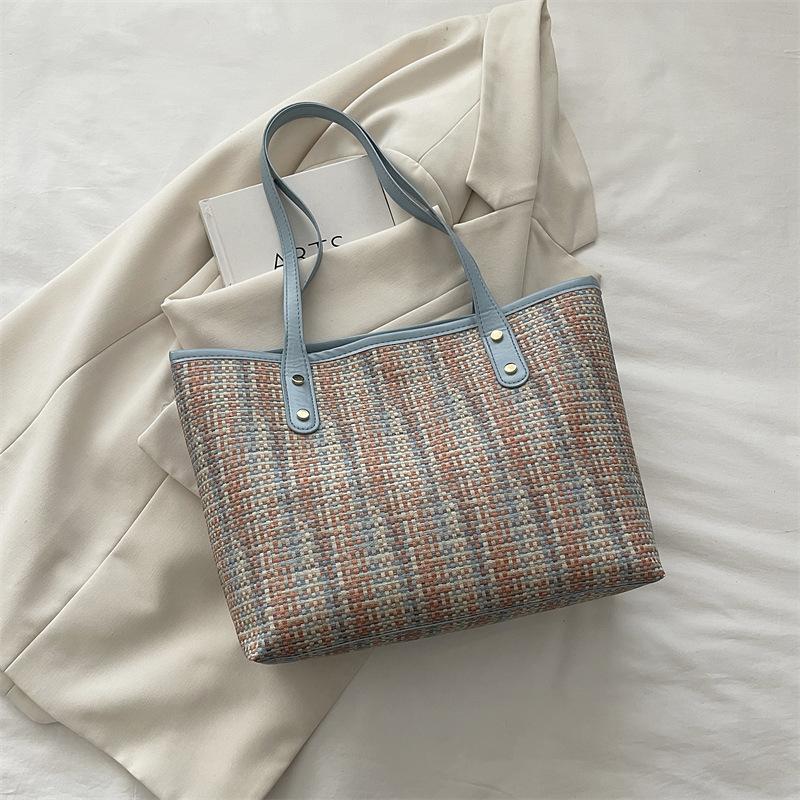 Fashionable and Stylish Color-matched Crossbody Bags Are Popular, Along with Tote Bag