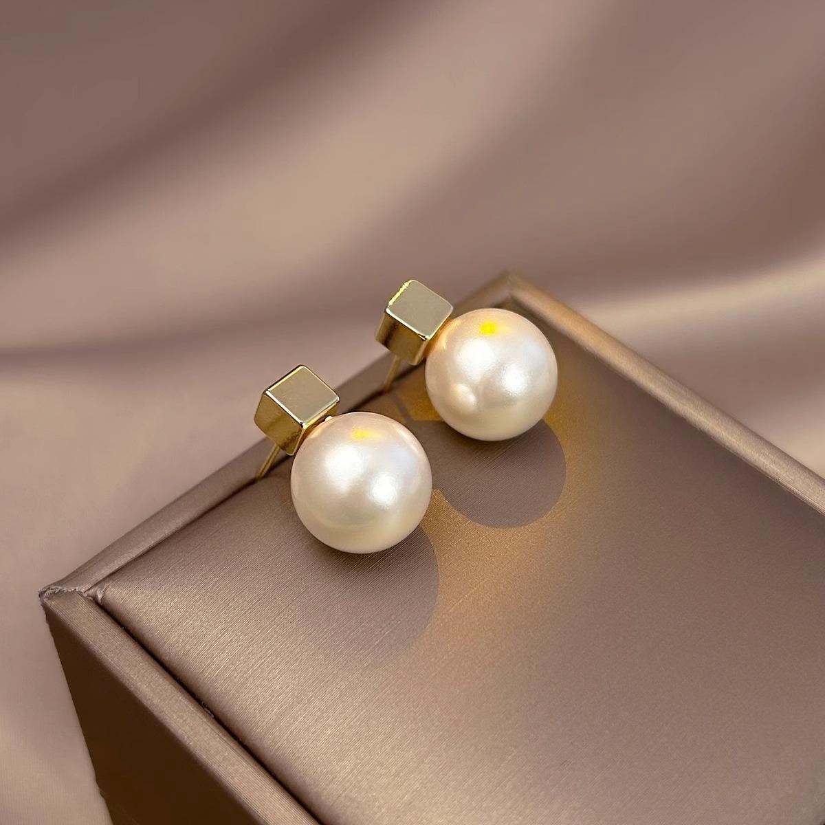 

High End and Niche Temperament Earrings 1 pair of earrings белый