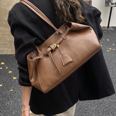 Diese Ein-Schulter-Tasche zeichnet sich durch ein Nischendesign, eine Retro- und lässige Tragetasche und eine einfache Achseltasche für den Weg zur Arbeit aus.