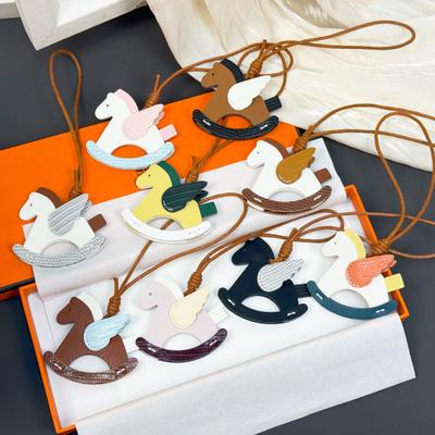 Taschenanhänger Umweltfreundliches Kunstleder Schaukelpferd Schlüsselanhänger mit Seilschlaufe Flügeldesign Taschen