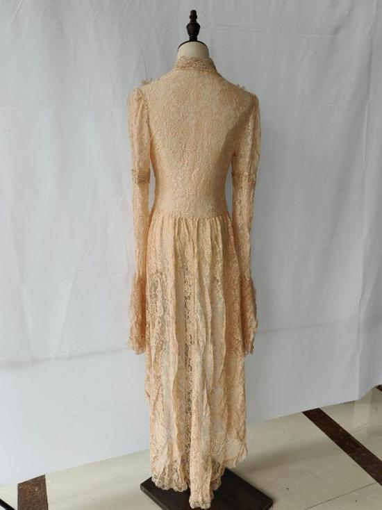 2025 Retro-Spitzenkleid mit Stehkragen, Trompetenärmeln und Schwalbenschwanzrock